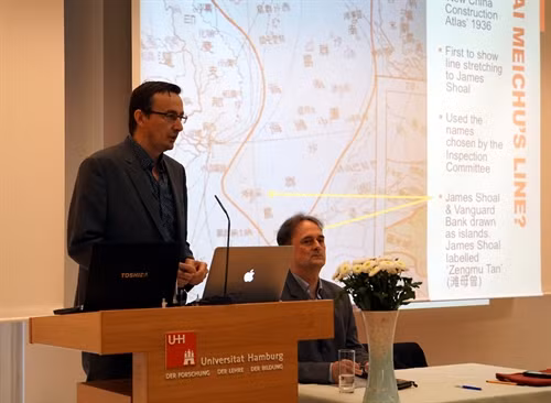 英国皇家国际事务研究所专家、《东海：亚洲权力之争》一书作者比尔·海顿（Bill Hayton）博士在研讨会上发表题为“谁占有了东海”的讲话。（图片来源：越通社）