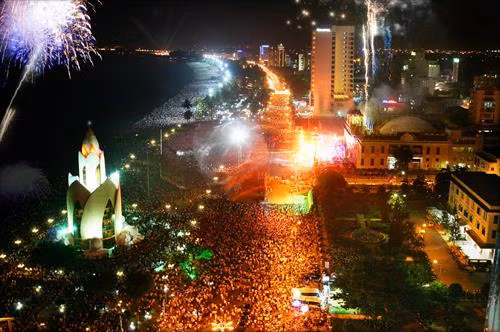 芽庄市美丽夜景。图自因特网
