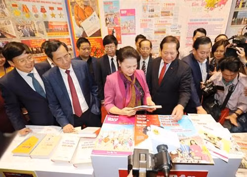 国会主席阮氏金银参观2018年越南全国报刊展。（图片来源：越通社）