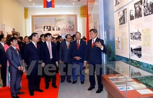 代表们参观展览。(图片来源:越通社) 代表们参观展览。(图片来源:越通社)