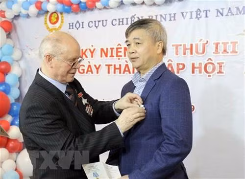 曾在越南工作的俄罗斯老兵协会主席尼古拉·科列斯尼克向越共驻俄罗斯国外事务管理机关党委副书记、越南老兵吴国泰授予该协会的纪念章。图自越通社 曾在越南工作的俄罗斯老兵协会主席尼古拉·科列斯尼克向越共驻俄罗斯国外事务管理机关党委副书记、越南老兵吴国泰授予该协会的纪念章。图自越通社
