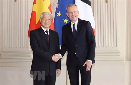 越共中央总书记阮富仲(左)与法国国民议会议长德鲁吉。(图片来源:越通社) 越共中央总书记阮富仲(左)与法国国民议会议长德鲁吉。(图片来源:越通社)