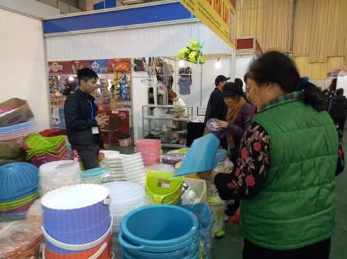 泰国商品零售展的展位(图片来源:越通社) 泰国商品零售展的展位(图片来源:越通社)