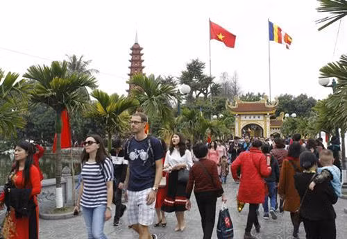 年初人民上寺庙烧香拜佛。(图片来源:越通社) 年初人民上寺庙烧香拜佛。(图片来源:越通社)