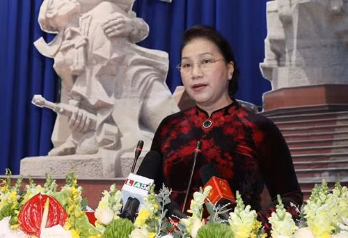 国会主席阮氏金银出席隆安省一级独立勋章授勋仪式并发表讲话。(图片来源:越通社) 国会主席阮氏金银出席隆安省一级独立勋章授勋仪式并发表讲话。(图片来源:越通社)
