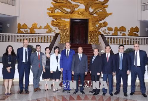 越南政府总理阮春福和意大利忠利公司首席执行官菲利普·多纳特以及双方代表合影。(图片来源:越通社) 越南政府总理阮春福和意大利忠利公司首席执行官菲利普·多纳特以及双方代表合影。(图片来源:越通社)
