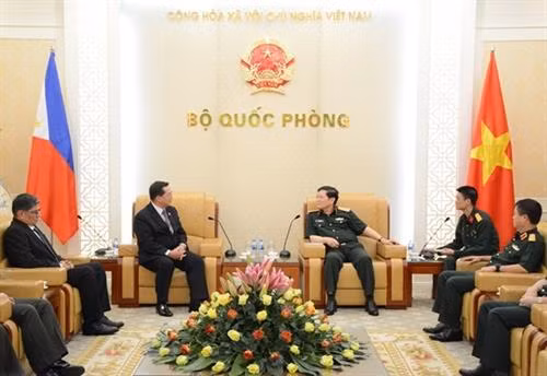 越南国防部部长吴春历大将会见菲律宾国防部副部长陆纳（Cardozo M. Luna）中将。（图片来源：http://www.qdnd.vn）