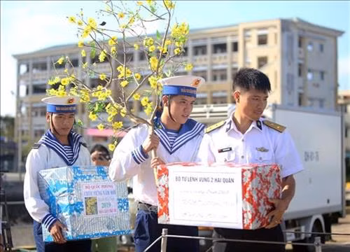 为海上军民送年货、送温暖。图自越通社 为海上军民送年货、送温暖。图自越通社