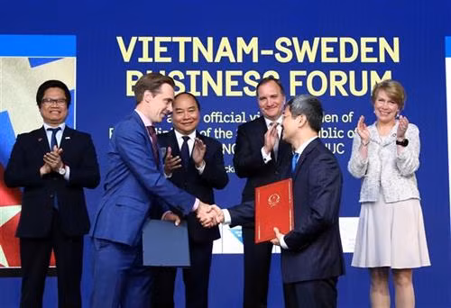双方共同见证多项合作文件的签署 图自越通社 双方共同见证多项合作文件的签署 图自越通社
