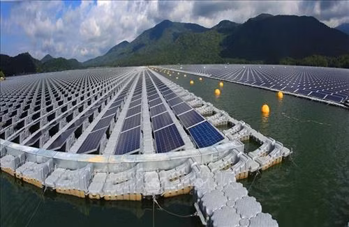 越南首家太阳能发电厂在水库上面建成投运。图自越通社 越南首家太阳能发电厂在水库上面建成投运。图自越通社