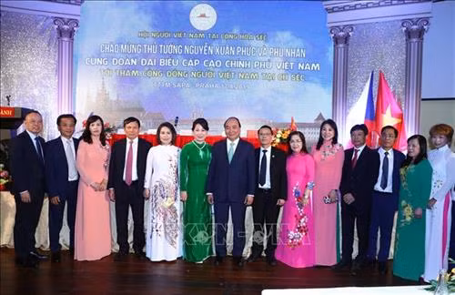 阮春福总理与旅捷越南侨胞代表合影留念。图自越通社 阮春福总理与旅捷越南侨胞代表合影留念。图自越通社