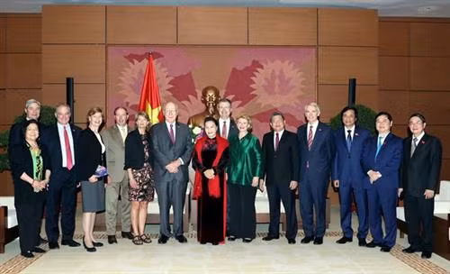 越南国会主席阮氏金银会见美国参议员代表团。图自越通社 越南国会主席阮氏金银会见美国参议员代表团。图自越通社