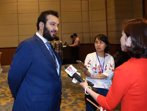 阿联酋通讯社执行主任贾拉尔接受记者的采访。图自越通社 阿联酋通讯社执行主任贾拉尔接受记者的采访。图自越通社
