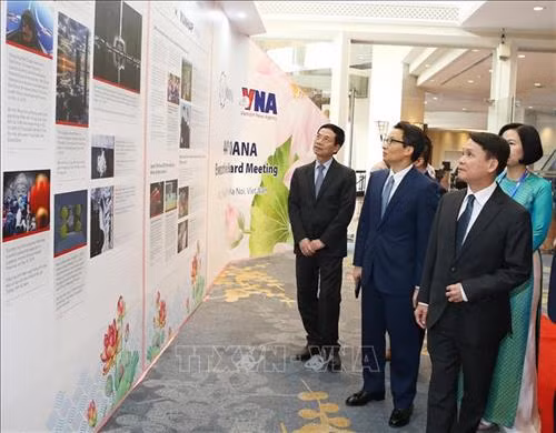 越南政府副总理武德儋参观越南展位。图自越通社