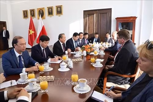 张和平会见波兰参议院议长斯坦尼斯瓦夫·卡尔切夫斯基。越通社记者范胜 摄 张和平会见波兰参议院议长斯坦尼斯瓦夫·卡尔切夫斯基。越通社记者范胜 摄