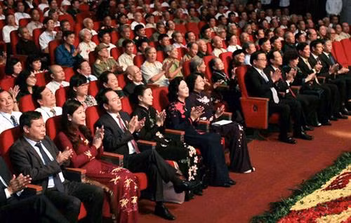 越南国家副主席邓氏玉盛出席表彰会。（图片来源：因特网）
