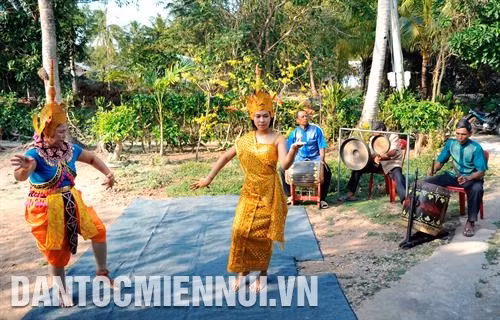 朔庄省美川县大心乡的杯类寺（chùa Chén Kiểu）具有南部高棉族同胞的建筑特征，是游客们初春时节喜欢前来观光游览的目的地。记者安孝 摄 朔庄省陈提县才文乡帮充（Bưng Chông）村罗班·拉斯梅（音译）艺术团正在林氏乡女士家排练文艺节目，为年初各庙会做出准备。记者安孝 摄