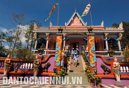 朔庄省美川县大心乡的杯类寺（chùa Chén Kiểu）具有南部高棉族同胞的建筑特征，是游客们初春时节喜欢前来观光游览的目的地。记者安孝 摄 朔庄省陈提县才文乡帮充（Bưng Chông）村罗班·拉斯梅（音译）艺术团正在林氏乡女士家排练文艺节目，为年初各庙会做出准备。记者安孝 摄
