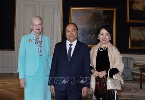 越南政府总理阮春福与夫人同丹麦女王玛格丽特二世合影。图自越通社