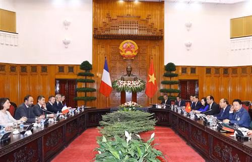越南政府总理阮春福与法国总理爱德华·菲利普举行会谈。(图片来源:越通社) 越南政府总理阮春福与法国总理爱德华·菲利普举行会谈。(图片来源:越通社)