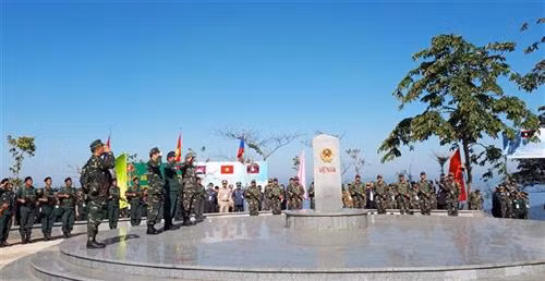 越老柬三国边防部队向界碑敬礼。图自越通社 越老柬三国边防部队向界碑敬礼。图自越通社