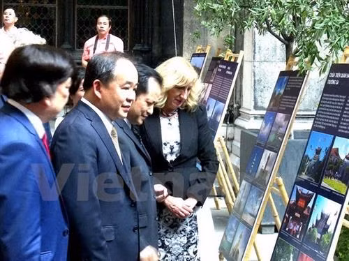 与会代表参观图片展。(图片来源:越通社) 与会代表参观图片展。(图片来源:越通社)