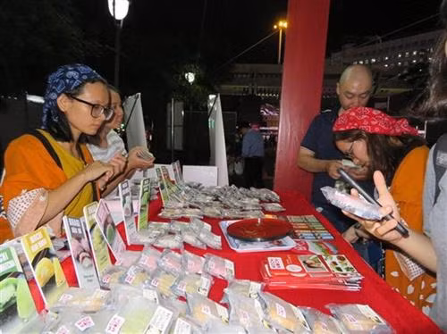 交流活动上食品展位。图自越通社 交流活动上食品展位。图自越通社
