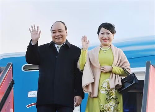 越南政府总理阮春福偕夫人一行抵达丹麦首都哥本哈根。越通社记者 统一 摄 越南政府总理阮春福偕夫人一行抵达丹麦首都哥本哈根。越通社记者 统一 摄