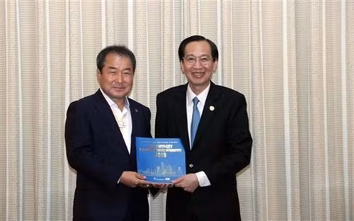 黎清廉向韩国庆尚北道金泉市市长Kim Chung Sub赠送礼品。图自越通社