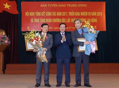 武文赏向中央宣教部副部长范文宁和裴世德授予二级和三级独立勋章。(图片来源:越通社) 武文赏向中央宣教部副部长范文宁和裴世德授予二级和三级独立勋章。(图片来源:越通社)