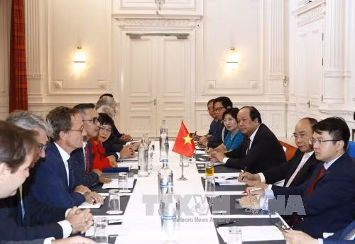 越南政府总理阮春福会见欧洲东盟商务联盟领导人。（图片来源：越通社）