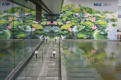 内排国际机场的莲花壁画.图自因特网 内排国际机场的莲花壁画.图自因特网
