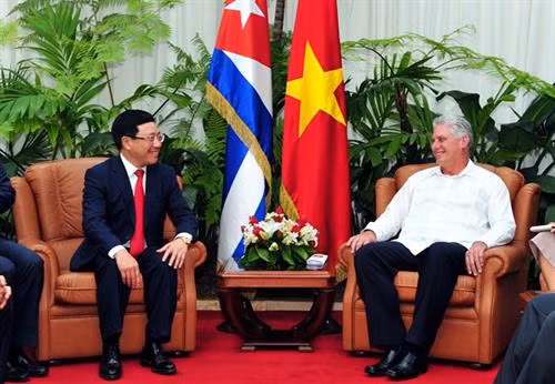 范平明会见古巴国务委员会主席兼部长会议主席米盖尔•马里奥•迪亚斯•卡内尔。图自越通社 范平明会见古巴国务委员会主席兼部长会议主席米盖尔•马里奥•迪亚斯•卡内尔。图自越通社