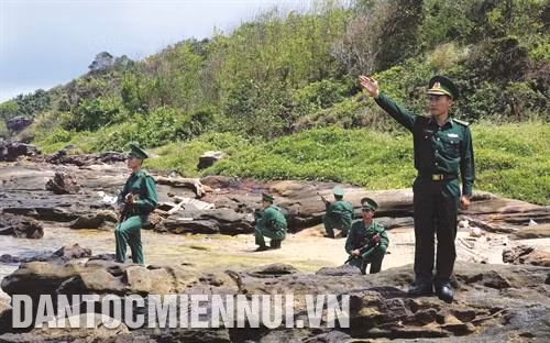 近年来，坚江省边防部队已加大巡逻工作，不让渔场纠纷，侵犯海洋与岛屿主权行为发生。记者 黎辉海 摄 富美边防哨所战士们在江城县边境地区进行巡逻，捍卫国家主权。记者 黎辉海 坚江省边防部队一直努力完成牢牢捍卫国家边界，维护社会安全秩序的任务。图为：更油边防哨所战士们在富国岛以北地区进行巡逻。记者 黎维海 摄
