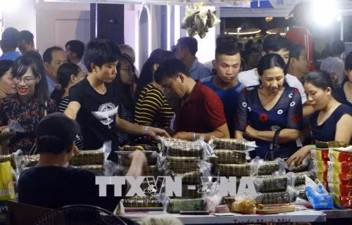 第七届南部民间糕饼节推介的糕饼。(图片来源:越通社) 第七届南部民间糕饼节推介的糕饼。(图片来源:越通社)