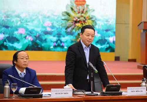越南自然与环境部部长陈红河(右)在会议上发表讲话。 图自互联网 越南自然与环境部部长陈红河(右)在会议上发表讲话。 图自互联网