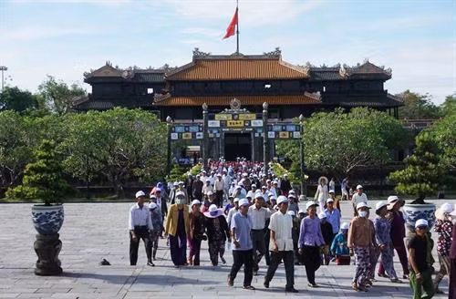 赴顺化旅游的游客。(图片来源:越通社) 赴顺化旅游的游客。(图片来源:越通社)