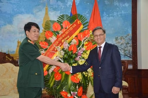 越南人民军总政治局主任梁强上将(左）和老挝驻越大使通沙万•丰威汉。（图片来源：越南人民军队报）