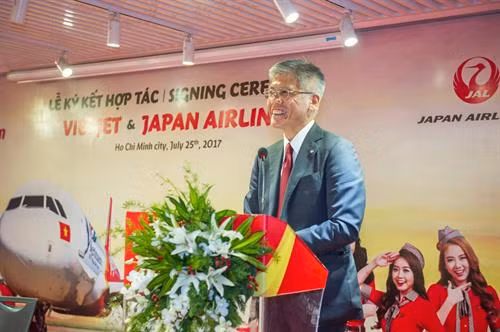 日航执行副总裁Tadashi Fujita在减速仪式上发表讲话。（图片来源：Vietjet Air）