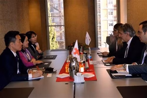 越南代表团与各伙伴国红十字会领导举行双边会晤。图自越通社 越南代表团与各伙伴国红十字会领导举行双边会晤。图自越通社