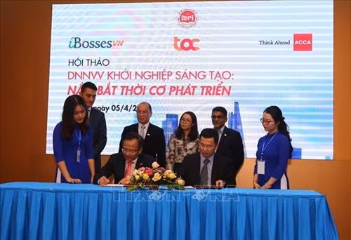 越南Ibosses 与中小企业扶持中心(TAC)合作备忘录签署仪式。图自越通社 越南Ibosses 与中小企业扶持中心(TAC)合作备忘录签署仪式。图自越通社
