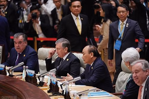 越南政府总理阮春福出席在中国北京举行的第二届“一带一路”国际合作高峰论坛圆桌峰会。图自因特网 越南政府总理阮春福出席在中国北京举行的第二届“一带一路”国际合作高峰论坛圆桌峰会。图自因特网