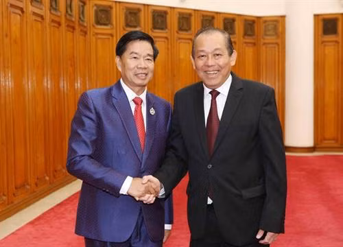 越南政府常务副总理张和平（右）会见万象市委书记兼市长辛拉冯·库派吞。 图自越通社