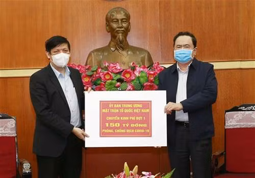 越南祖国阵线中央委员会向卫生部分配1500亿越盾捐赠资金用于疫情防控工作。图自越通社 越南祖国阵线中央委员会向卫生部分配1500亿越盾捐赠资金用于疫情防控工作。图自越通社