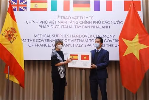 越南外交部副部长苏英勇向西班牙驻越南大使捐赠的防疫物资。图自越通社