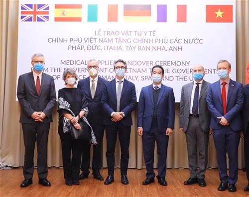 越南外交部副部长苏英勇与法国、德国、意大利、西班牙、英国驻越南大使合影。图自越通社