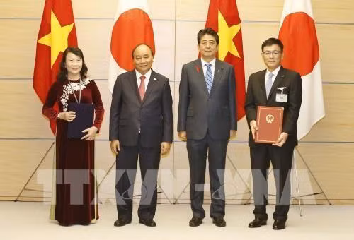 越南政府总理阮春福与日本首相安倍出席双边合作文件签字仪式。（图片来源：越通社）