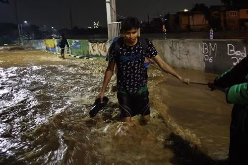 印尼雅加达大雨引发洪水 。(图片来源:越通社) 印尼雅加达大雨引发洪水 。(图片来源:越通社)