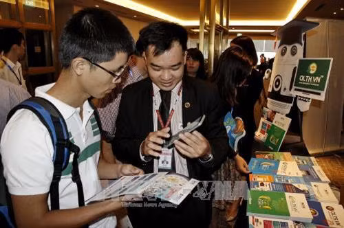 代表们在会议期间交换意见。（图片来源：越通社）
