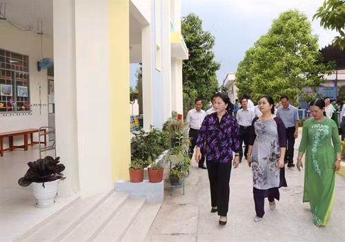 国会主席阮氏金银接待芹苴市选民 其他党和国家领导赴各地接待选民 ảnh 3 国会主席阮氏金银接待芹苴市选民 其他党和国家领导赴各地接待选民 ảnh 3
